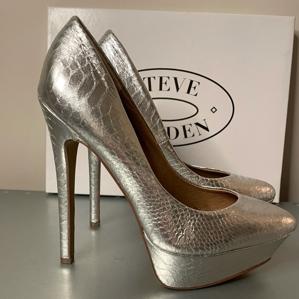 Steve Madden artist pointed toe pumps in the color silver with snake skin print